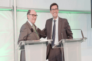 El presidente de Iberdrola, Sánchez Galán, y el presidente de Haizea Wind Group, Dámaso Quintana Pradera, firman el contrato de East Anglia Three