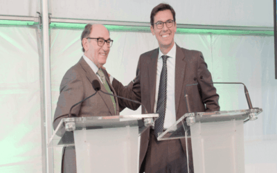 El presidente de Iberdrola, Sánchez Galán, y el presidente de Haizea Wind Group, Dámaso Quintana Pradera, firman el contrato de East Anglia Three
