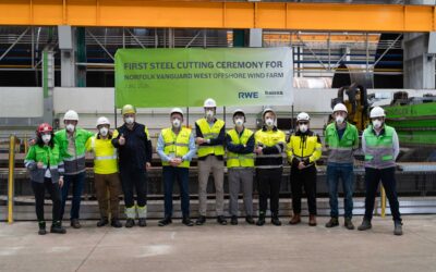 Equipo de proyecto posa durante la ceremonia de corte de chapa del proyecto Norfolk Vanguard West en Haizea Wind Group